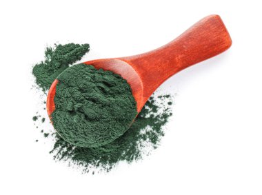 Beyaz arka planda izole edilmiş spirulina tozlu kaşık