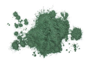 Beyaz arka planda bir yığın spirulina tozu.
