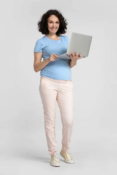 Junge Schwangere Frau Benutzt Laptop Auf Hellem Hintergrund — Stockfoto
