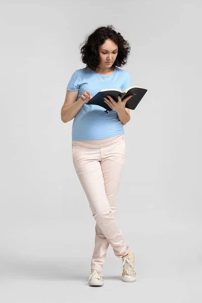 Joven Embarazada Leyendo Sagrada Biblia Sobre Fondo Claro —  Fotos de Stock