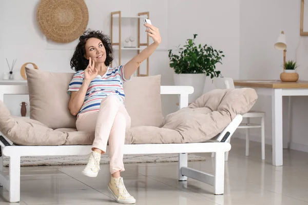 Young Pregnant Woman Taking Selfie Couch Home — Stock Photo, Image