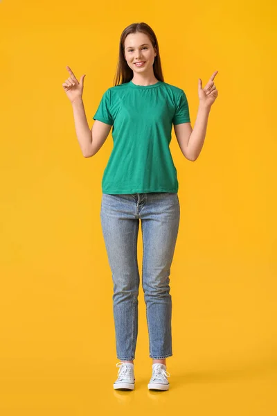 Mooie Jonge Vrouw Groen Shirt Wijzend Naar Iets Gele Achtergrond — Stockfoto