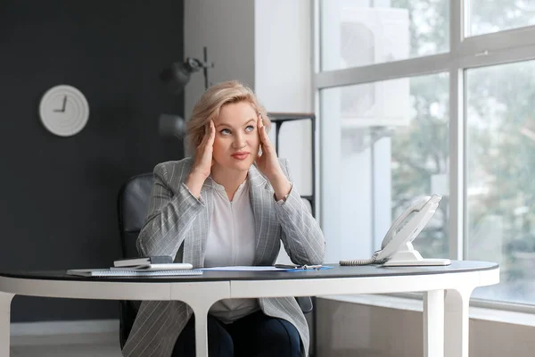 Mujer Negocios Rubia Cansada Sentada Mesa Oficina — Foto de Stock