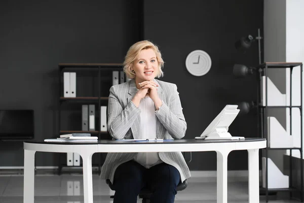 Mooie Blonde Zakenvrouw Zit Aan Tafel Het Kantoor — Stockfoto