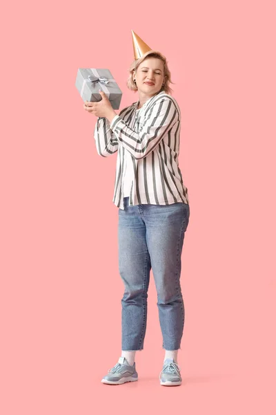 Schöne Blonde Frau Partyhut Mit Geschenk Auf Rosa Hintergrund — Stockfoto