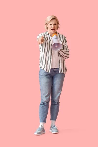 Mooie Blonde Vrouw Schreeuwen Megafoon Roze Achtergrond — Stockfoto