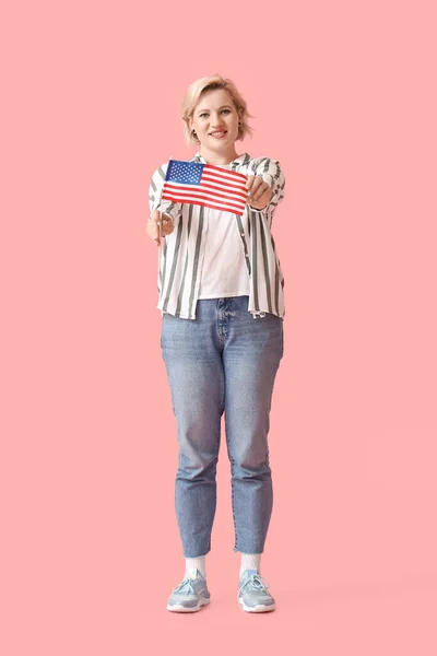 Gyönyörű Szőke Usa Zászló Rózsaszín Háttér — Stock Fotó
