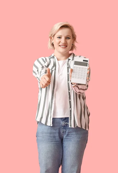 Mooie Blonde Vrouw Met Calculator Tonen Thumb Roze Achtergrond — Stockfoto