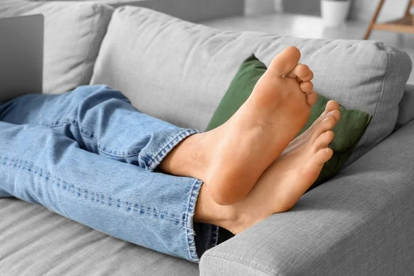 Jovem Descalço Homem Deitado Sofá Casa Close — Fotografia de Stock