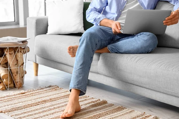 Jovem Descalço Homem Usando Laptop Sofá Casa — Fotografia de Stock