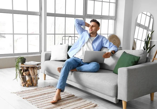 Jovem Descalço Homem Com Laptop Sentado Sofá Casa — Fotografia de Stock