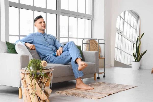 Jovem Descalço Homem Com Telefone Celular Sentado Sofá Casa — Fotografia de Stock