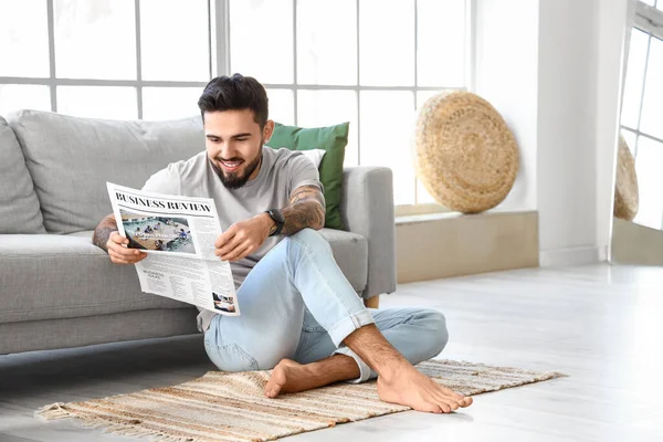 ハンサムな裸足の男読書新聞で家に — ストック写真