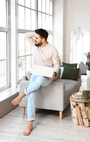 Snygg Barfota Man Använder Laptop Soffan Hemma — Stockfoto