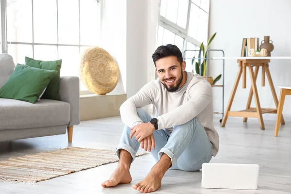 Hombre Guapo Descalzo Con Portátil Sentado Suelo Casa —  Fotos de Stock