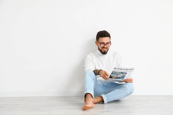 Guapo Hombre Descalzo Leyendo Periódico Cerca Pared Luz —  Fotos de Stock