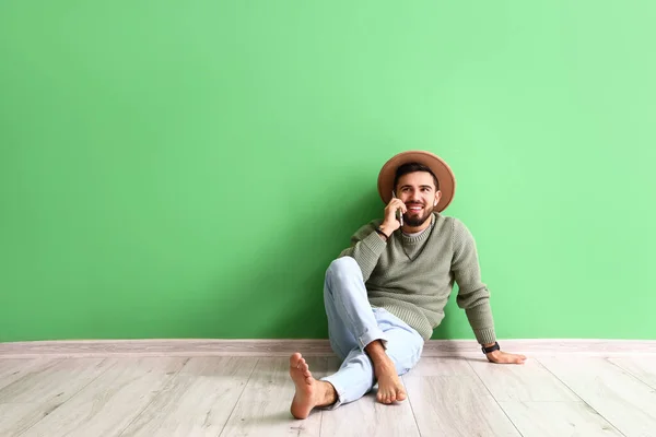 Handsome Barefoot Man Talking Mobile Phone Green Wall — Stock Photo, Image