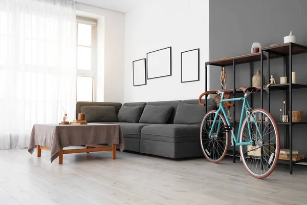 Interno Del Moderno Soggiorno Con Bicicletta Divano Nero Scaffale — Foto Stock