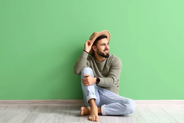 Handsome Barefoot Man Hat Sitting Green Wall — Stock Photo, Image