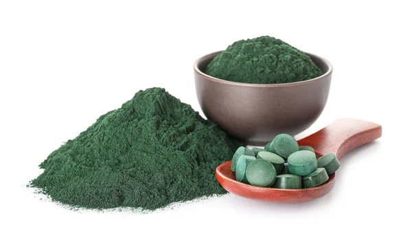 Löffel Mit Spirulina Pillen Und Schüssel Mit Puder Auf Weißem — Stockfoto