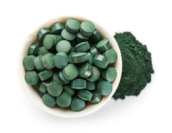 Таблетки спирулины на белом фоне