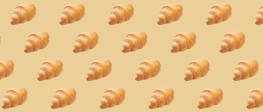 Bej arka planda bir sürü taze kruvasan. Tasarım için desen