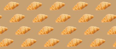 Bej arka planda bir sürü taze kruvasan. Tasarım için desen