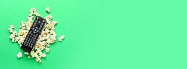 Yeşil zemin üzerinde patlamış mısır ve metin için alanı olan modern TV uzaktan kumandası