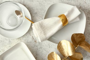 Masa ayarı ve açık arkaplanda altın bitki dalı