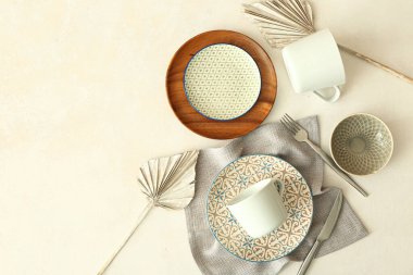 Dekoratif palmiye yapraklarıyla dekoratif masa ayarları