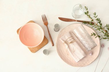 Açık arkaplanda bitki dalı olan şık masa ayarları