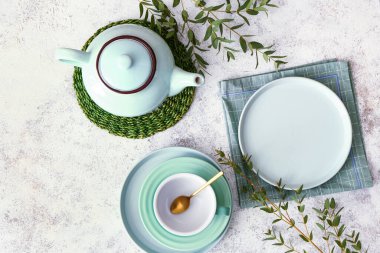 Açık arkaplanda okaliptüs dalları olan zarif masa ayarı