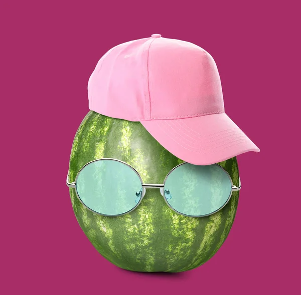 Zabawny Arbuz Noszący Okulary Przeciwsłoneczne Kapelusz Tle Koloru — Zdjęcie stockowe