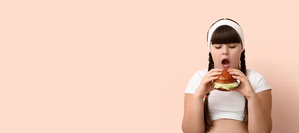 Menina Com Excesso Peso Comer Hambúrguer Insalubre Fundo Cor Com — Fotografia de Stock