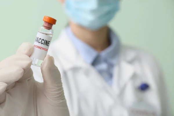 Arkaplanda Maymunçiçeği Aşısı Olan Doktor Yakın Plan — Stok fotoğraf