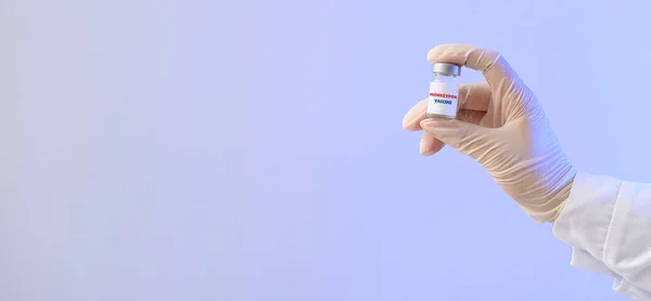Vetenskapsmannens Hand Hålla Vaccin Mot Apkoppor Färg Bakgrund Med Utrymme — Stockfoto