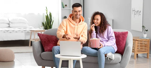 Pareja Joven Con Palomitas Maíz Viendo Película Ordenador Portátil Casa — Foto de Stock