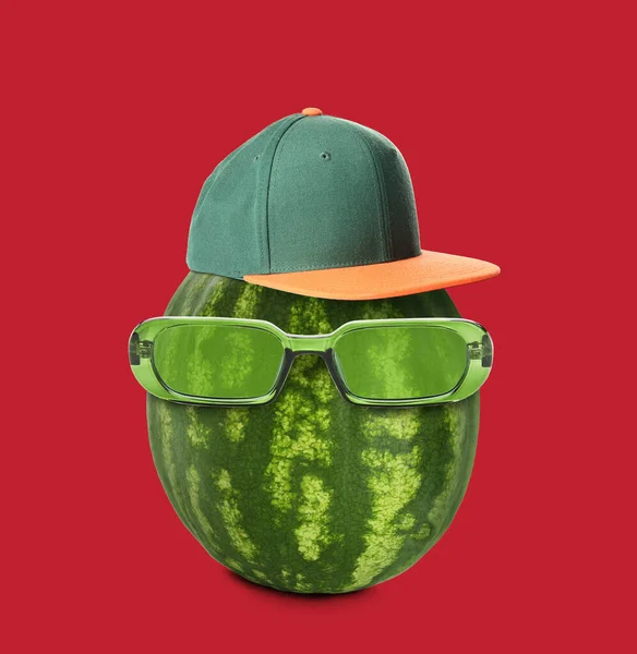 Vtipný Meloun Nosí Sluneční Brýle Čepice Červeném Pozadí — Stock fotografie