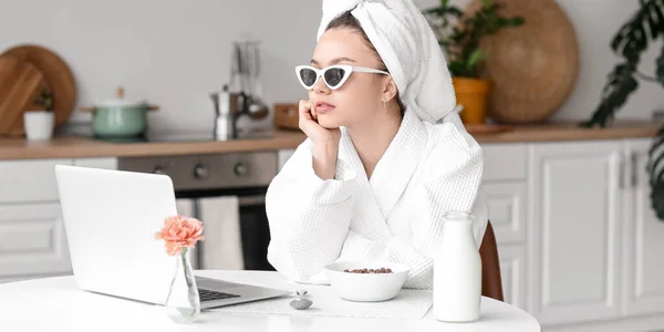 Morgon Vacker Ung Kvinna Efter Dusch Med Laptop Hemma — Stockfoto