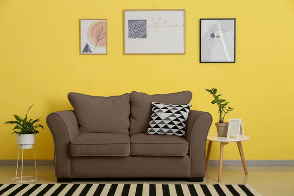 Interior Ruang Tamu Bergaya Dengan Sofa Coklat Dan Meja Dekat — Stok Foto