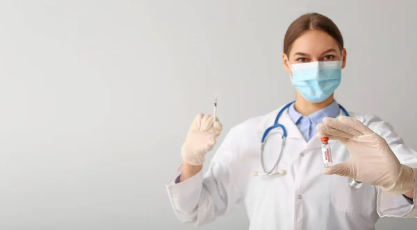 Medico Femminile Con Vaccino Contro Vaiolo Delle Scimmie Sfondo Grigio — Foto Stock