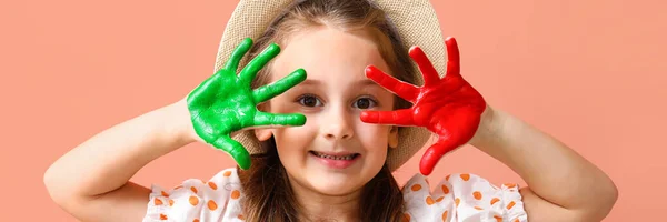 Bambina Con Palme Vernice Rossa Verde Sfondo Rosa — Foto Stock