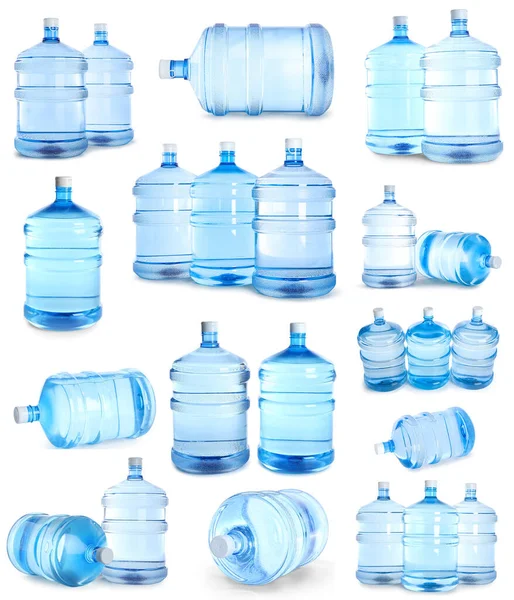 白に隔離されたきれいな水の多くのボトルのセット — ストック写真