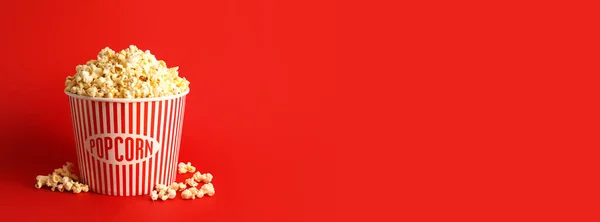 Eimer Mit Leckerem Popcorn Auf Rotem Hintergrund Mit Platz Für — Stockfoto