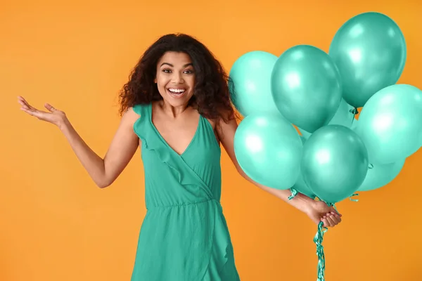 Portret Van Een Vrolijke Afro Amerikaanse Vrouw Met Muntballonnen Oranje — Stockfoto