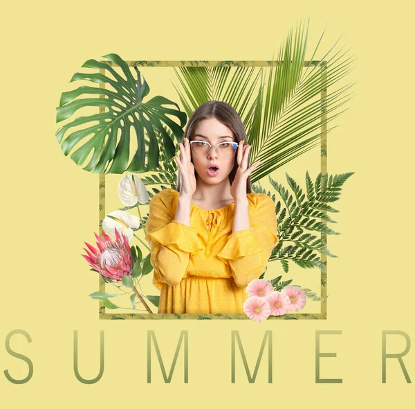 熱帯の葉や花を持つ美しい若い女性の夏のコラージュ色の背景 — ストック写真
