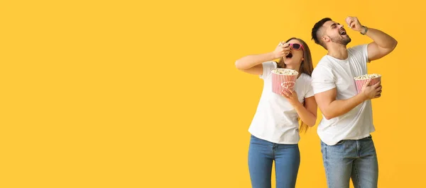 Casal Jovem Comendo Pipocas Saborosas Fundo Amarelo Com Espaço Para — Fotografia de Stock