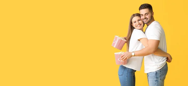 Glückliches Junges Paar Mit Popcorn Auf Gelbem Hintergrund Mit Platz — Stockfoto