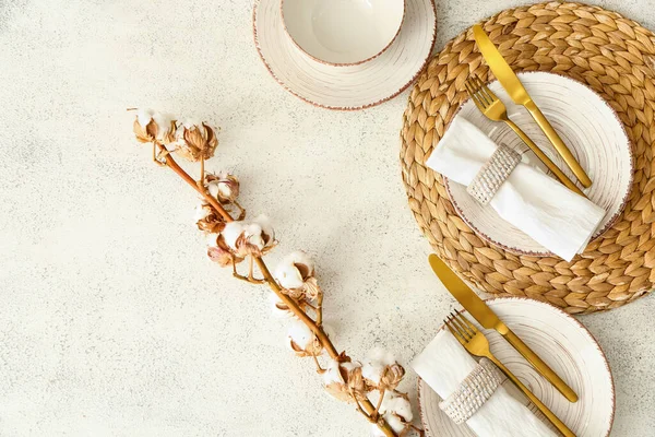 Stilvolle Tischdekoration Und Baumwollblumen Auf Hellem Hintergrund — Stockfoto