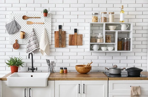 Mostradores Cocina Con Utensilios Estantería Pared Ladrillo Blanco — Foto de Stock